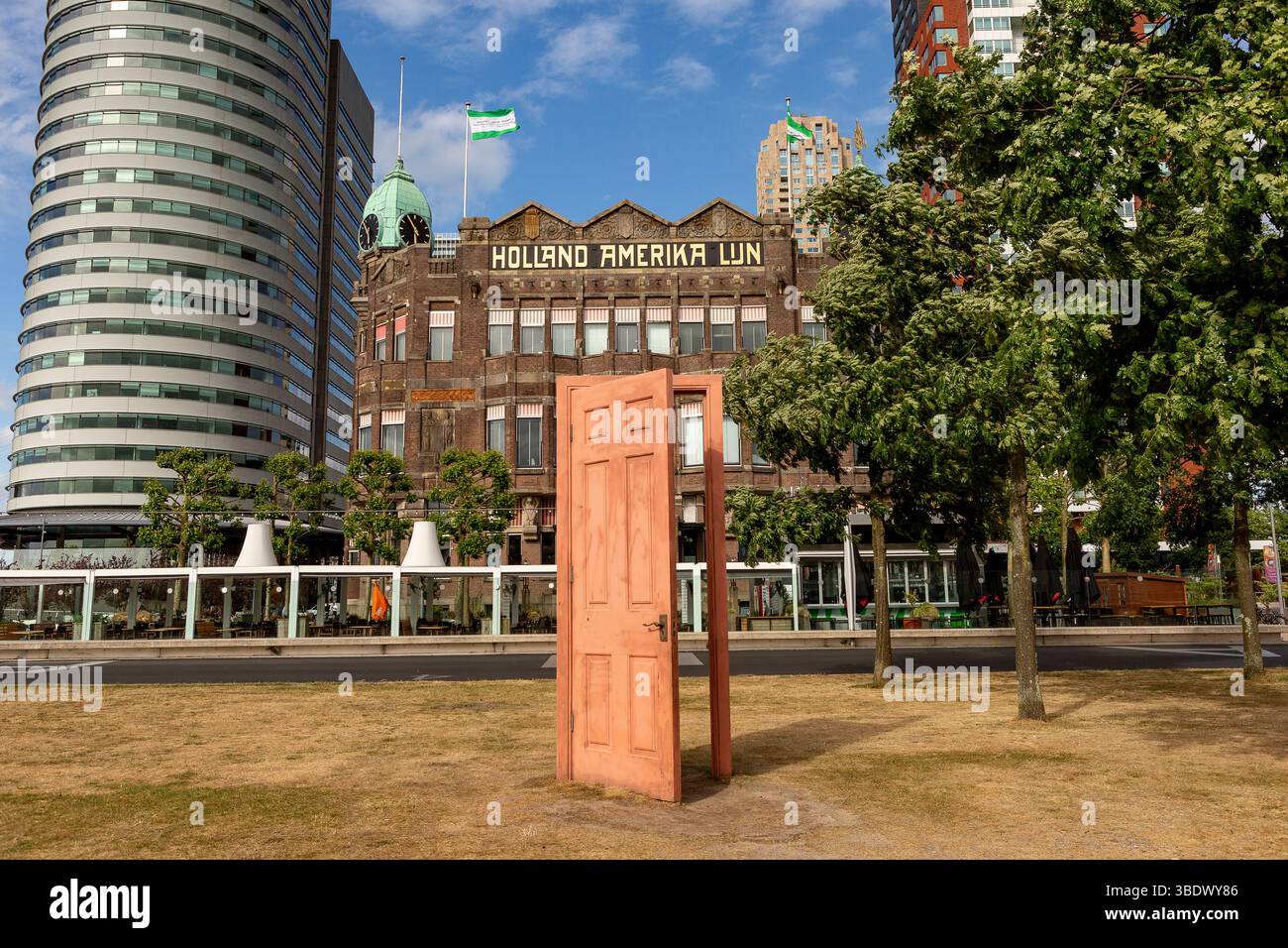 Bâtiment historique de l'Hôtel New York avec Holland Amerika Lijn écrit dessus à Rotterdam, aux pays-Bas, World Port Center haut-lieu moderne skyscrap Banque D'Images