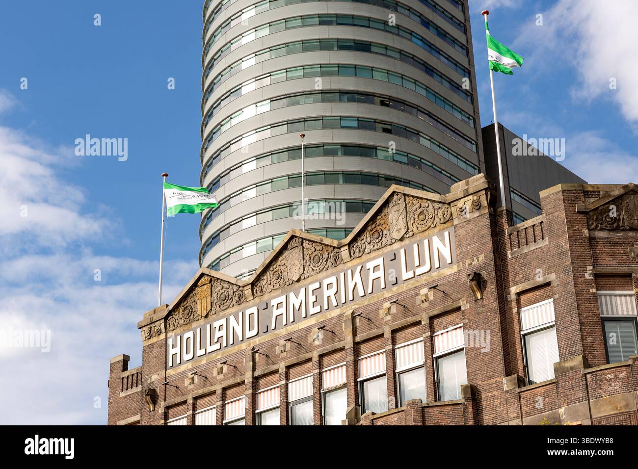 Bâtiment historique de l'Hôtel New York avec Holland Amerika Lijn écrit dessus avec World Port Center gratte-ciel moderne de grande hauteur en arrière-plan Banque D'Images