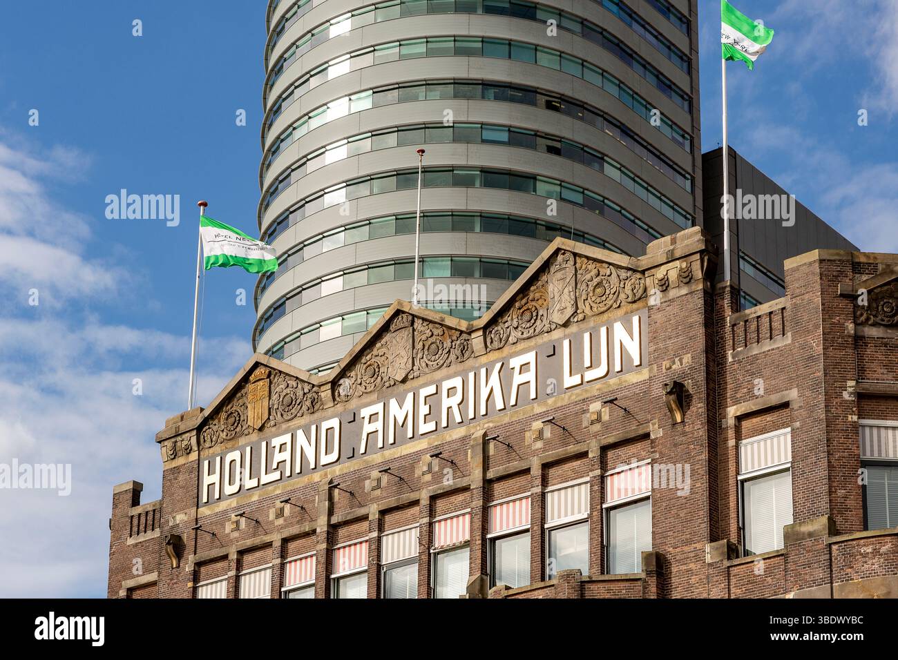 Bâtiment historique de l'Hôtel New York avec Holland Amerika Lijn écrit dessus avec World Port Center gratte-ciel moderne de grande hauteur en arrière-plan Banque D'Images