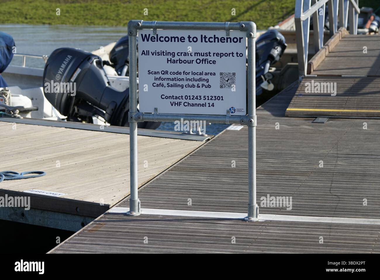 Panneau de bienvenue à Dockside au port d'Itchenor avec fond nautique. Itchenor, Royaume-Uni Banque D'Images