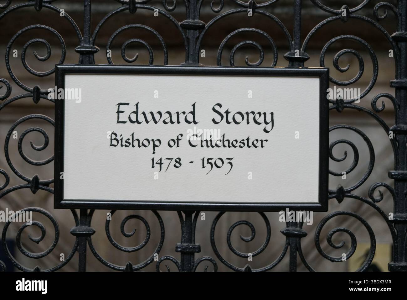 Plaque commémorative pour Edward Storey, évêque de Chichester, exposition historique. Chichester, Royaume-Uni Banque D'Images