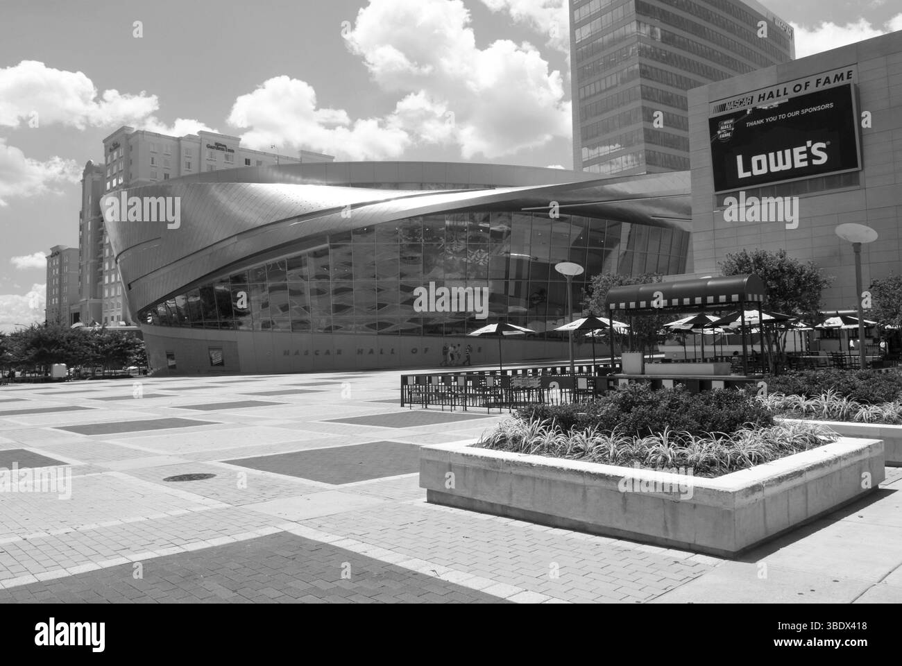 Vue extérieure du bâtiment du NASCAR Hall of Fame à Charlotte, Caroline du Nord, États-Unis — un hommage à l'héritage américain des courses de stock-cars. Banque D'Images