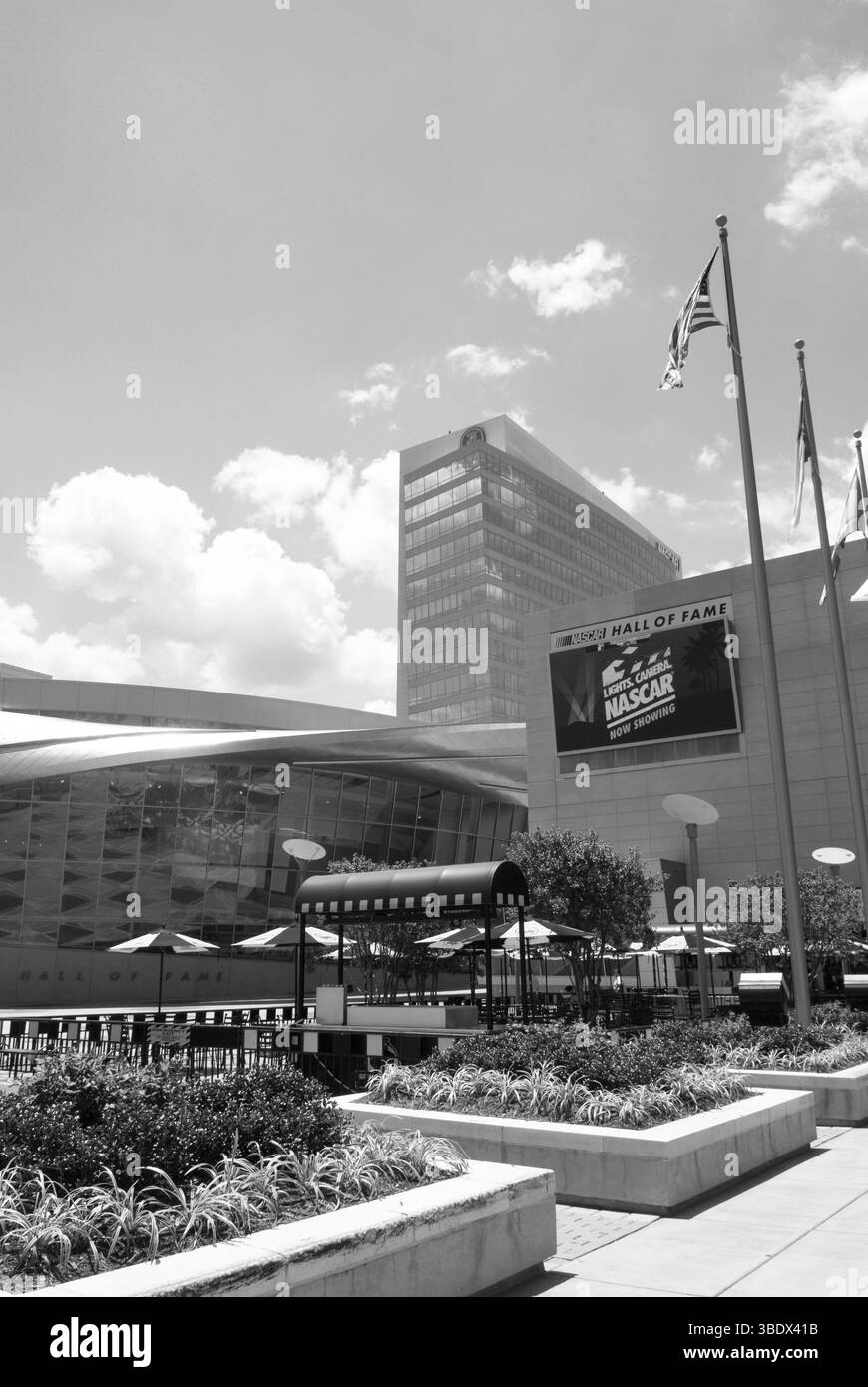 Vue extérieure du bâtiment du NASCAR Hall of Fame à Charlotte, Caroline du Nord, États-Unis — un hommage à l'héritage américain des courses de stock-cars. Banque D'Images