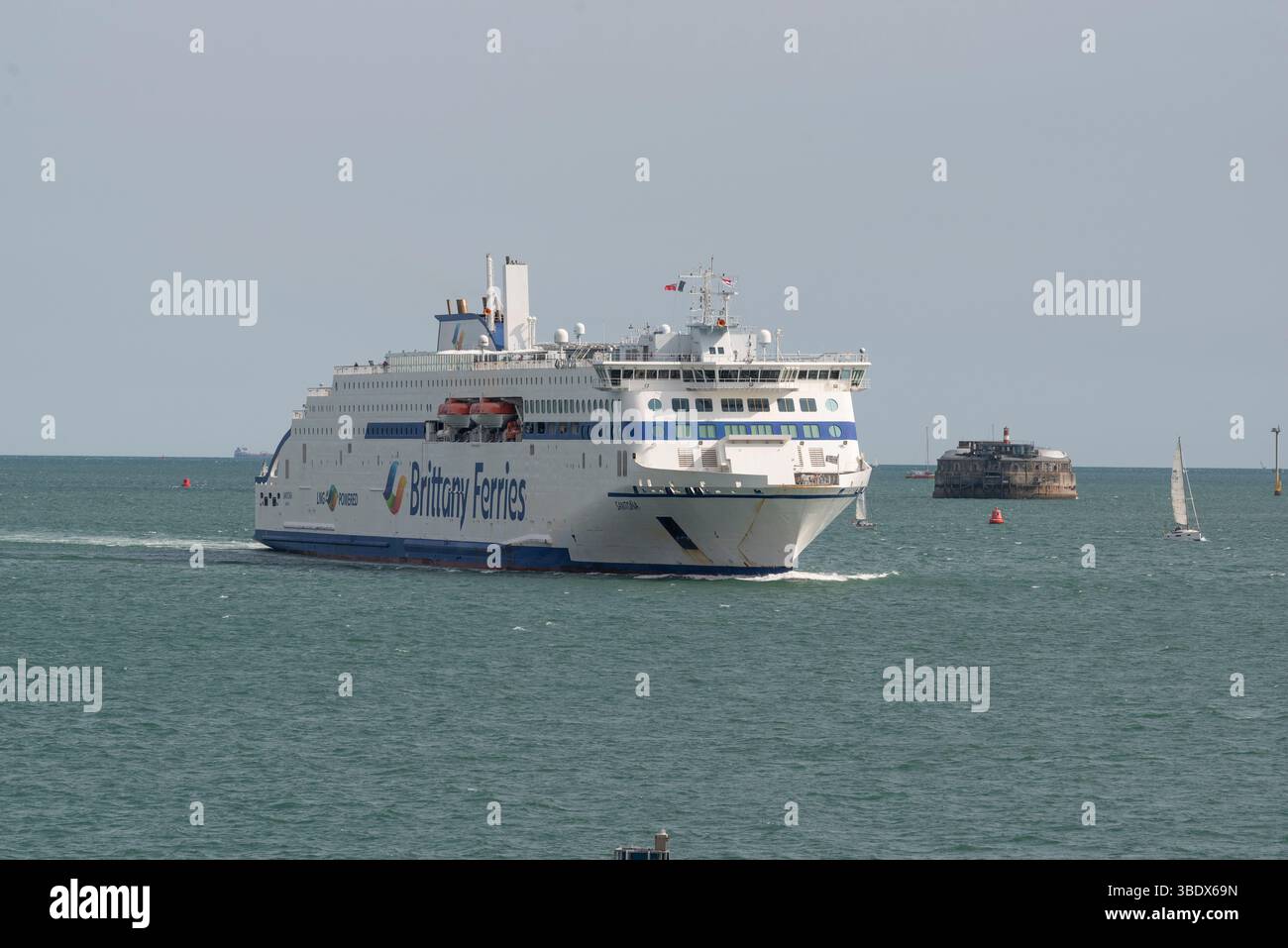 Le Solent Portsmouth Angleterre Royaume-Uni. 23.05.2025. Traversez le chenal du ferry roro en passant par Spitbank Fort en direction du port de Portsmouth. Banque D'Images