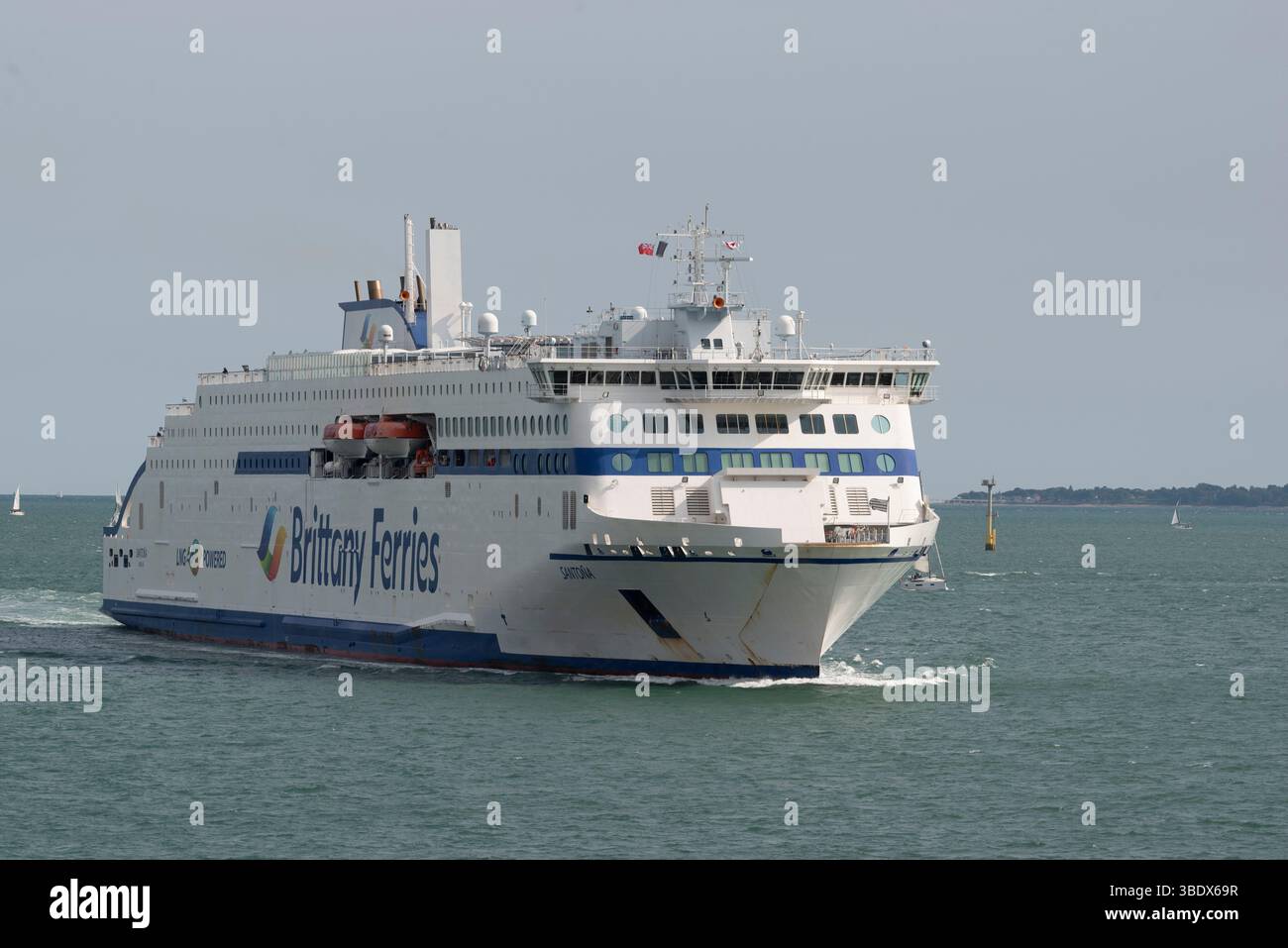 Le Solent Portsmouth Angleterre Royaume-Uni. 23.05.2025. Traversez le chenal roro ferry traversant le Solent en direction du port de portsmouth. Banque D'Images