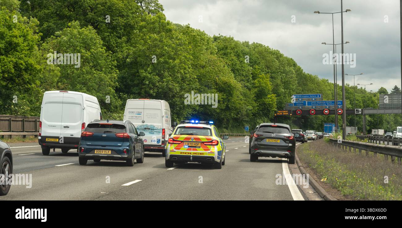 Croydon Londres Angleterre Royaume-Uni. 24.05.2025. La circulation sur la voie extérieure de la M25 se déplace pour permettre le passage d'une voiture de patrouille de police ; Banque D'Images
