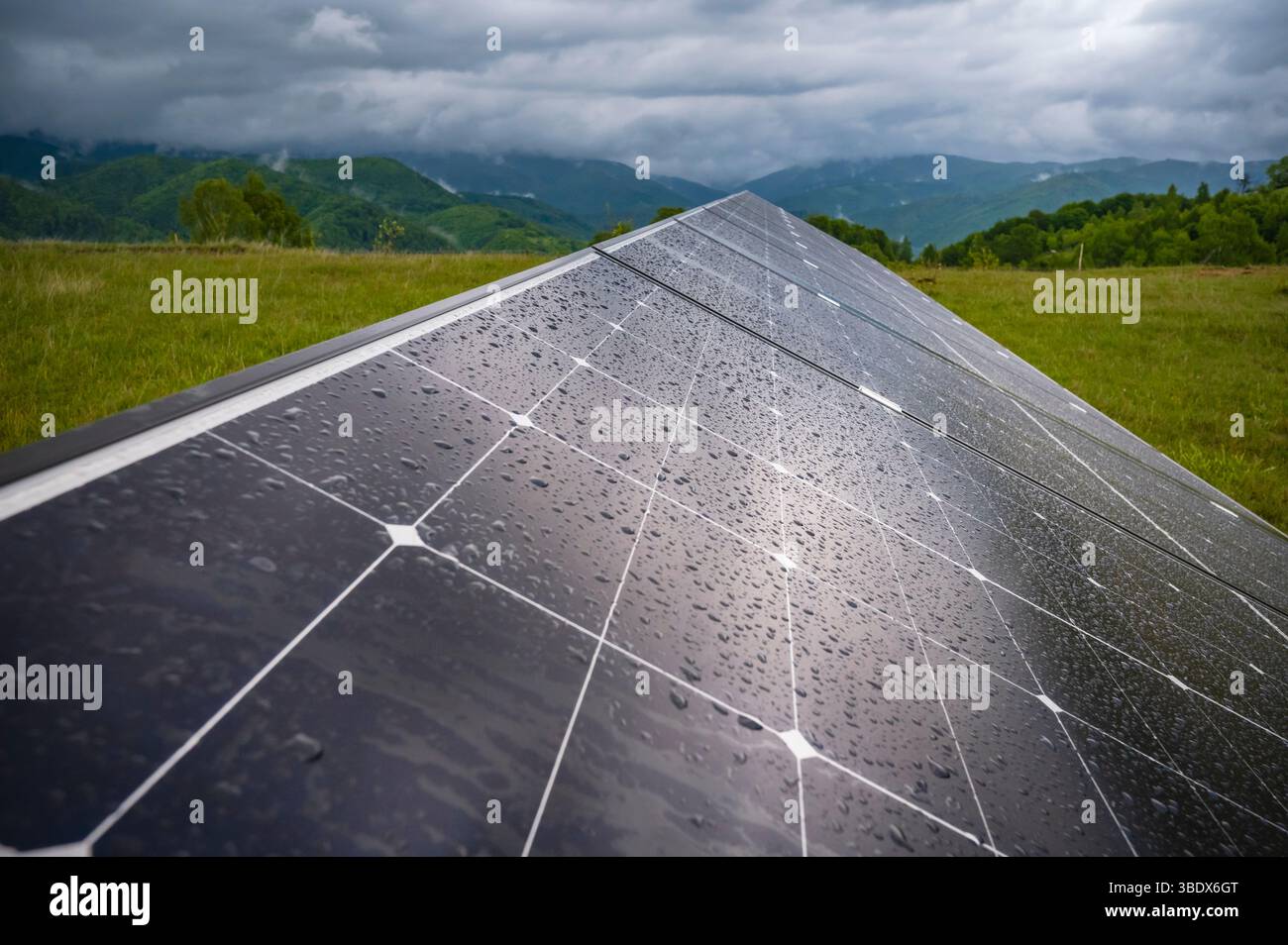 Panneau solaire sur une colline Grassy Hill sous un ciel dramatique, mettant en valeur l'énergie renouvelable dans un paysage rural. Banque D'Images