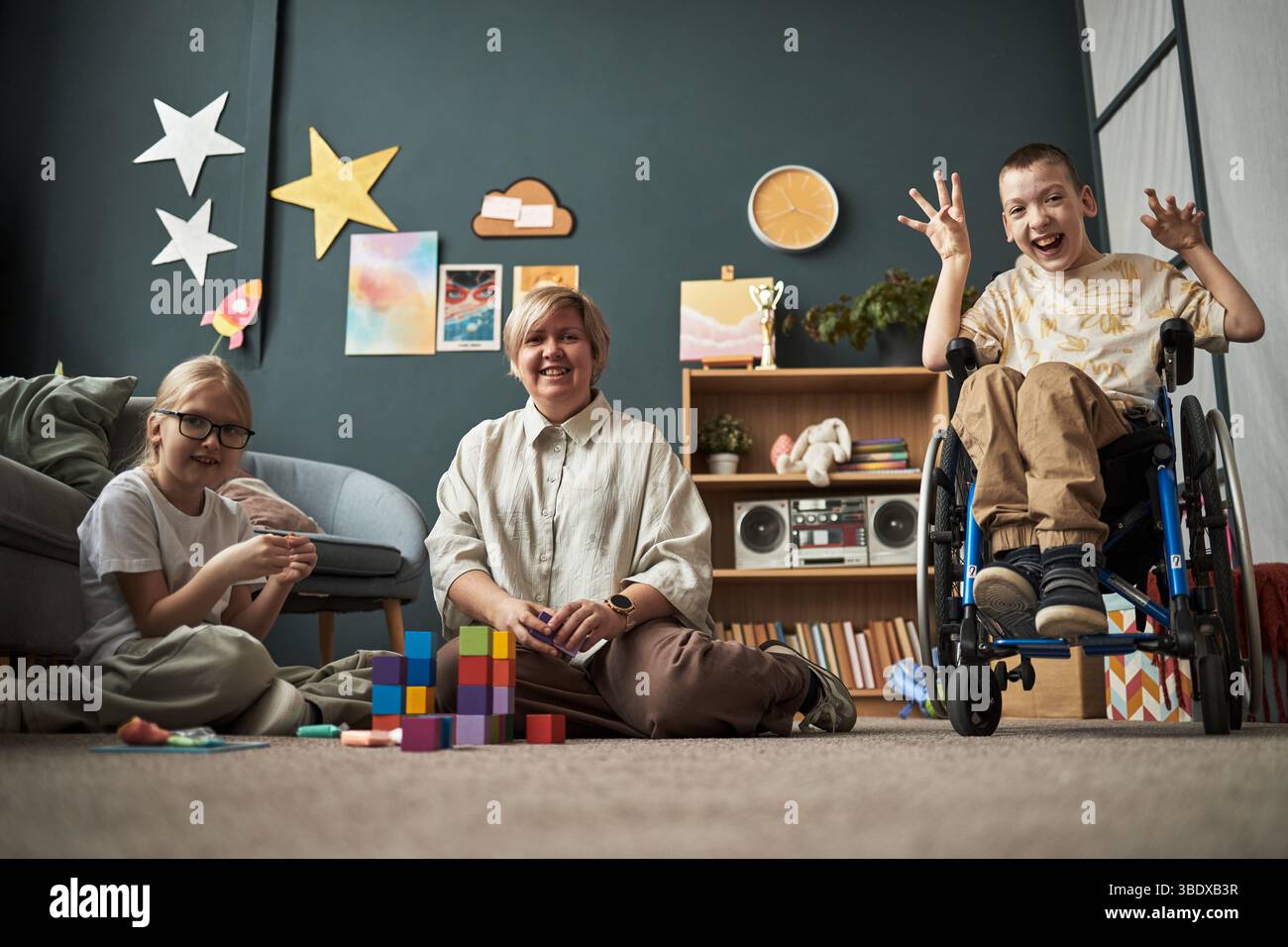 Famille souriante profitant du temps ensemble dans le salon confortable Banque D'Images