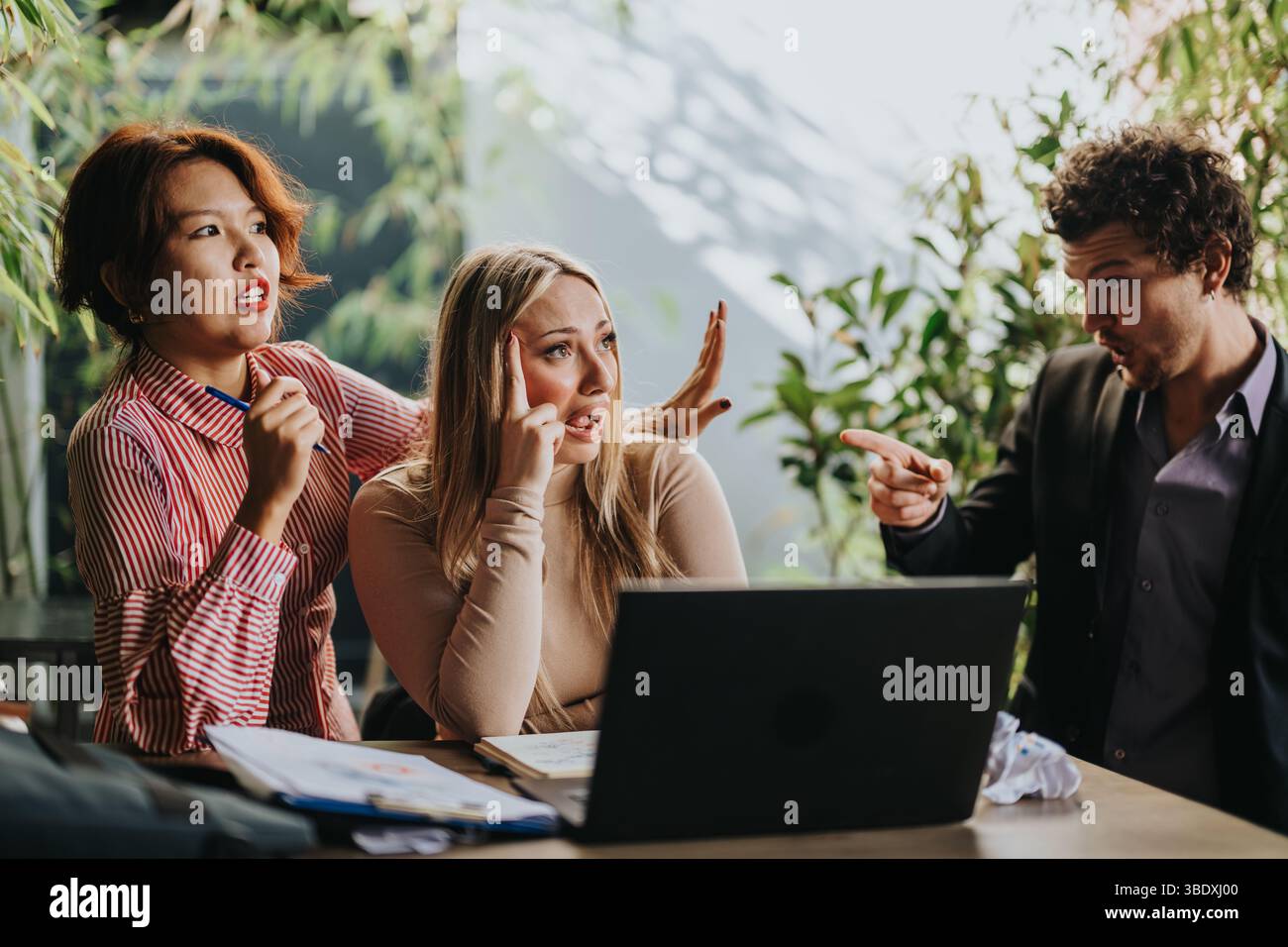 Équipe d'affaires en conflit lors d'une discussion animée au travail Banque D'Images