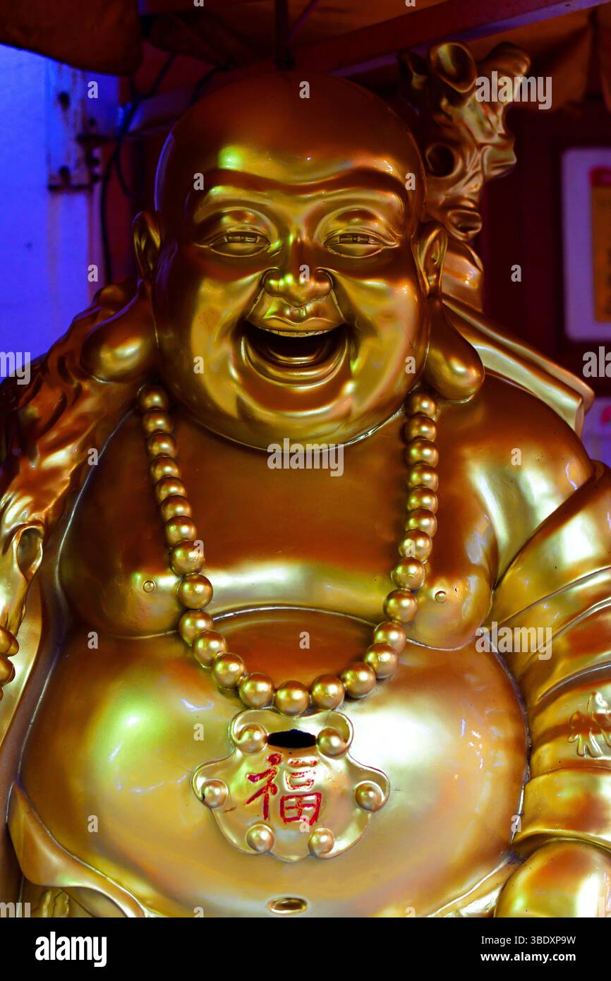 Statue en bronze de Bouddha heureux à Singapour, Asie. Banque D'Images