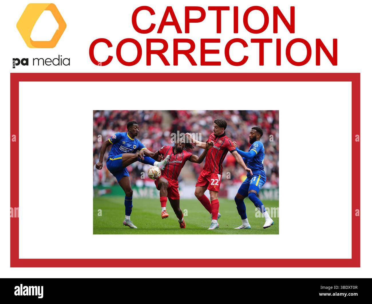 ATTENTION AUX ÉDITEURS DE PHOTOS, aux SOUS-TRAITANTS EN CHEF ET AUX BIBLIOTHÉCAIRES de PHOTOS : correction de légende changer le nom du joueur de Levi Amantchi de Walsall. La légende correcte devrait être la suivante : Josh Neufville de l'AFC Wimbledon (à gauche) et Nathan Asiimwe de Walsall (deuxième à partir de la gauche) se battent pour le ballon lors de la finale du Sky Bet League Two au stade de Wembley, Londres. Date de la photo : lundi 26 mai 2025. Banque D'Images