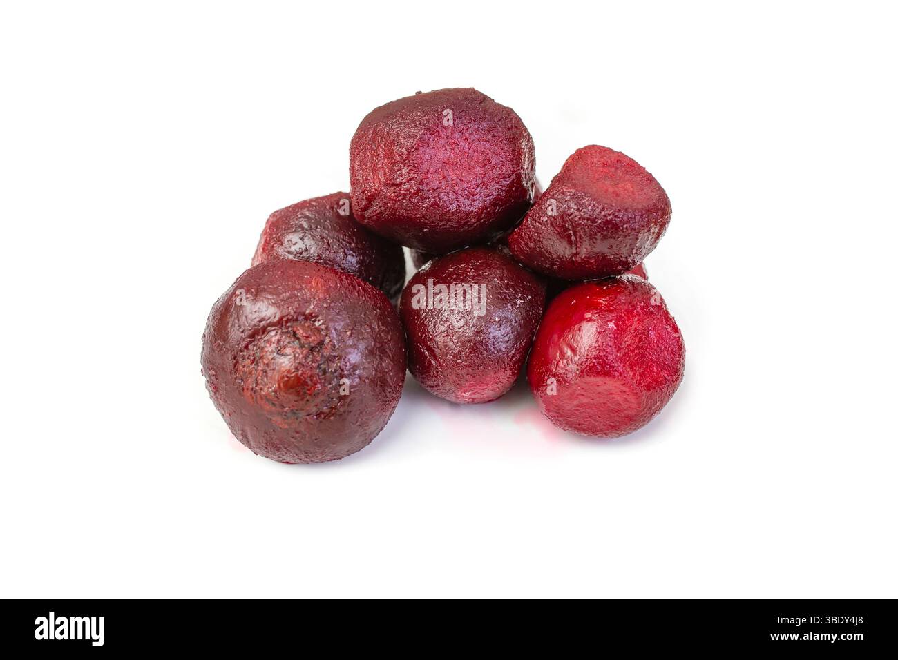 Petite pile ronde de racines de betterave isolée sur fond blanc Banque D'Images