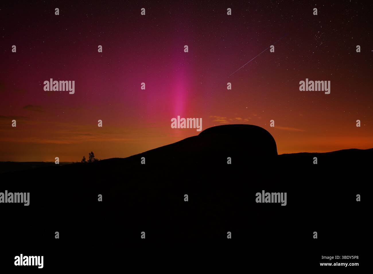 Spectaculaires aurores boréales dansant sur le ciel de la campagne tchèque. Phénomène naturel rare visible lors de fortes tempêtes géomagnétiques en Europe centrale Banque D'Images