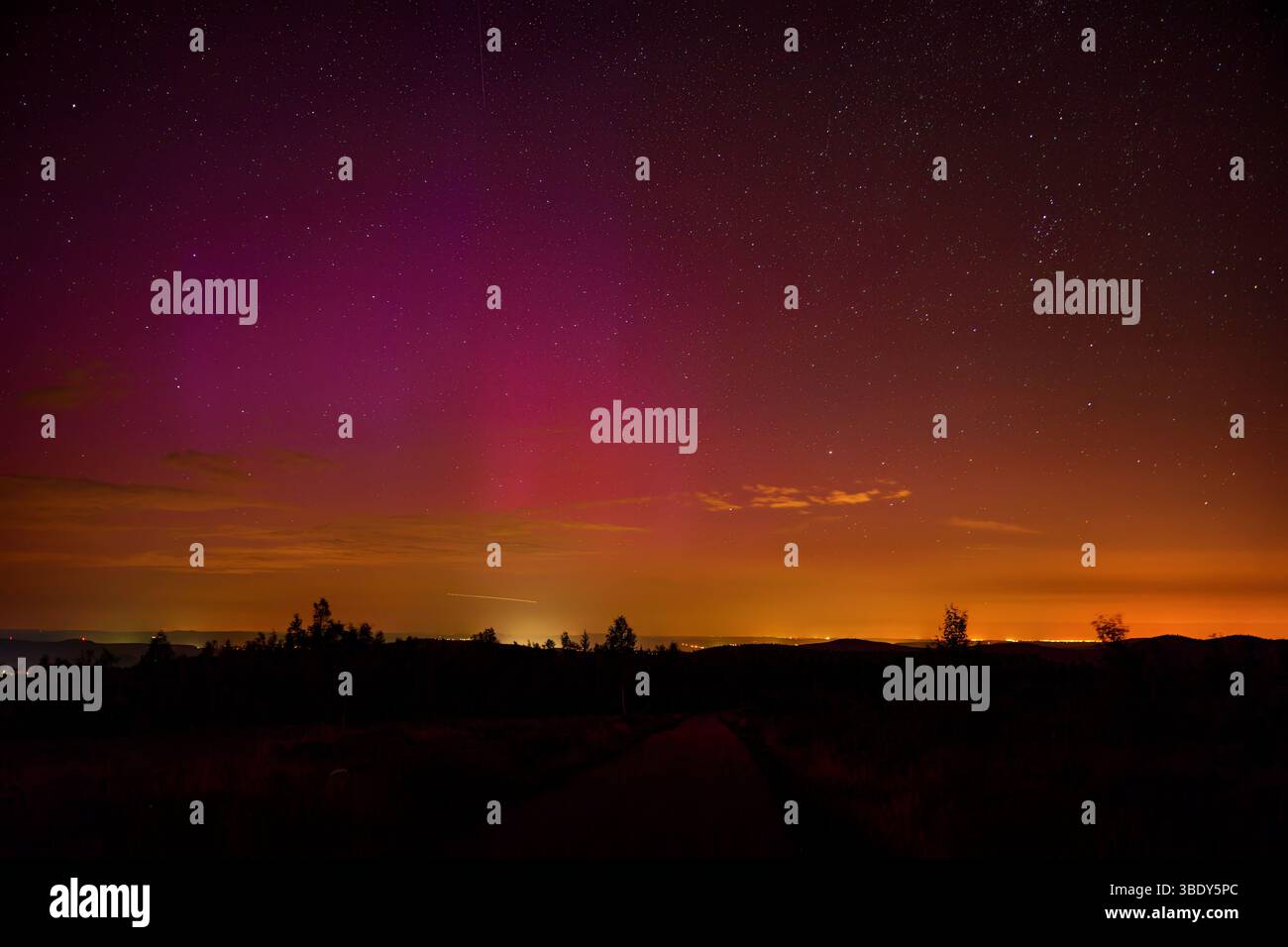 Spectaculaires aurores boréales dansant sur le ciel de la campagne tchèque. Phénomène naturel rare visible lors de fortes tempêtes géomagnétiques en Europe centrale Banque D'Images
