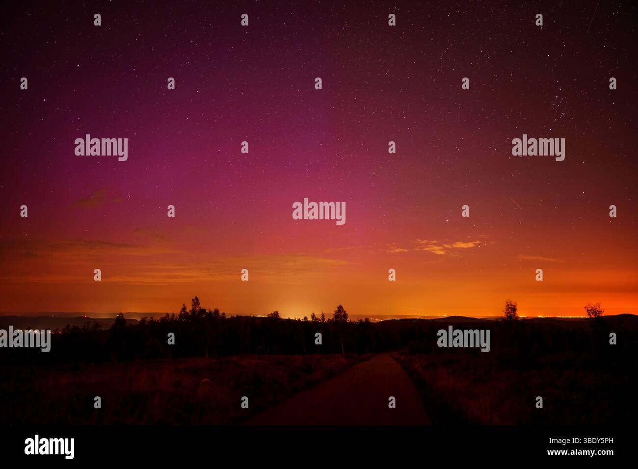 Spectaculaires aurores boréales dansant sur le ciel de la campagne tchèque. Phénomène naturel rare visible lors de fortes tempêtes géomagnétiques en Europe centrale Banque D'Images