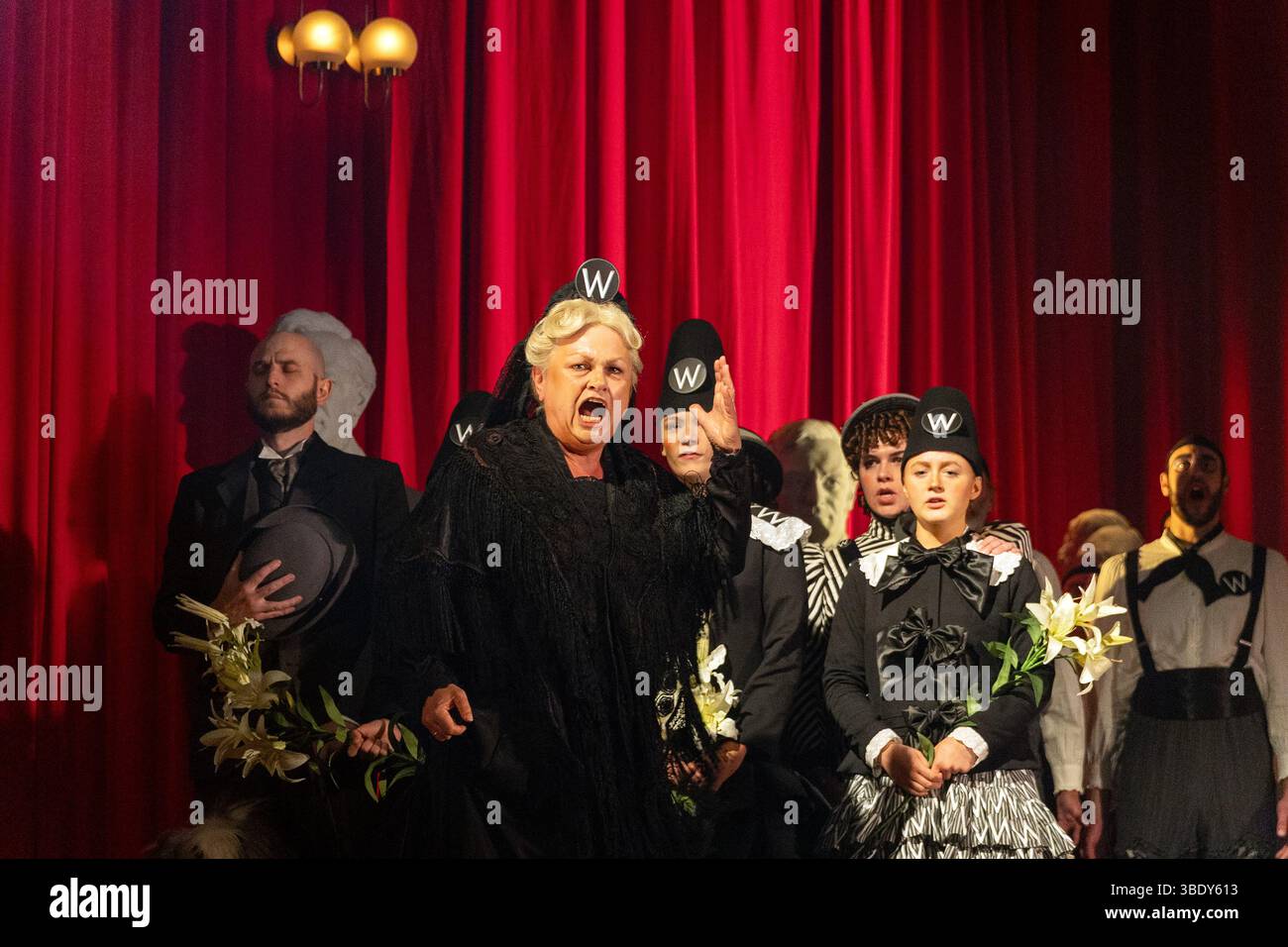 Moreton à Marsh, au Royaume-Uni. 25 mai 2025. Susan Bullock (Cosima Wagner) dans WAHNFRIED par Avner Dorman au Longborough Festival Opera, Moreton-in-Marsh, Gloucestershire, Angleterre ouverture le 27 mai 2025. Musique : Avner Dorman livret : Lutz Hubner & Sarah Nemitz chef d'orchestre : Justin Brown décor : Max Johns costumes : Anisha Fields éclairage : Peter petit mouvement réalisateur : Ali Gortler réalisateur : Polly Graham crédit : Donald Cooper/Alamy Live News Banque D'Images
