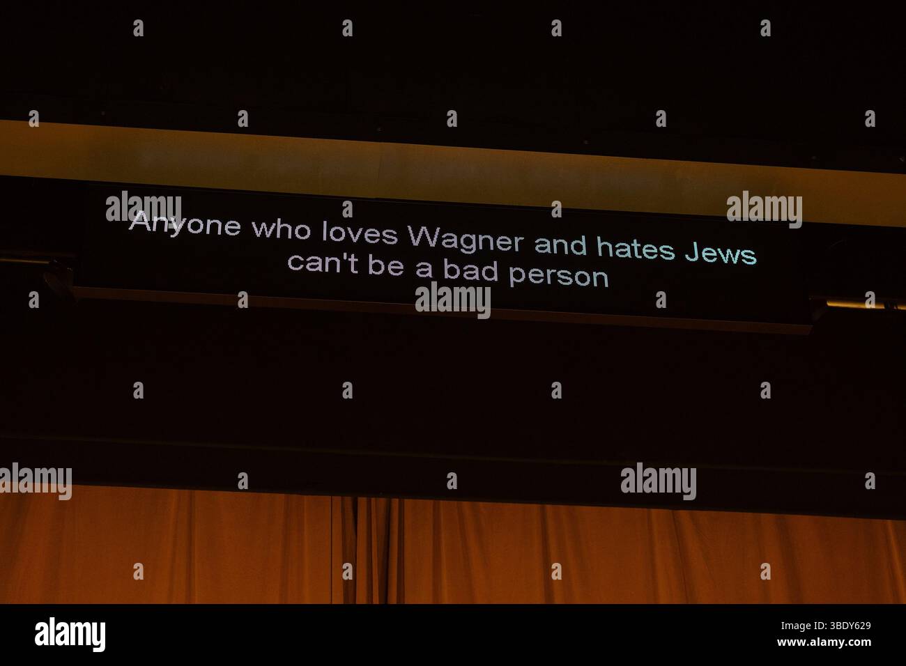 Moreton à Marsh, au Royaume-Uni. 25 mai 2025. Exemple de surtitre à WAHNFRIED par Avner Dorman au Longborough Festival Opera, Moreton-in-Marsh, Gloucestershire, Angleterre, ouverture le 27 mai 2025. Musique : Avner Dorman livret : Lutz Hubner & Sarah Nemitz chef d'orchestre : Justin Brown décor : Max Johns costumes : Anisha Fields éclairage : Peter petit mouvement réalisateur : Ali Gortler réalisateur : Polly Graham crédit : Donald Cooper/Alamy Live News Banque D'Images