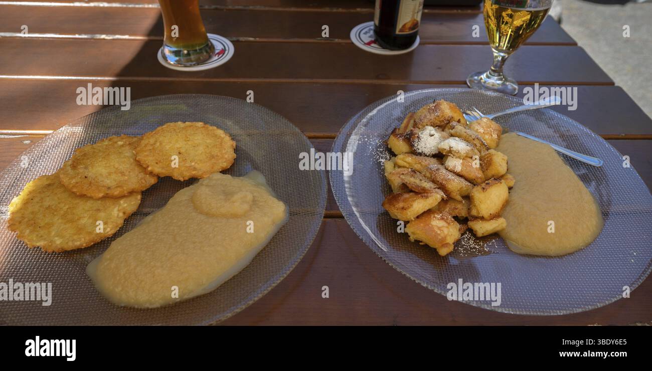 Kaiserschmarrn et crêpes de pommes de terre, baggers à la sauce aux pommes servis sur des assiettes en verre, moyenne Franconie, Bavière, Allemagne, Europe Banque D'Images