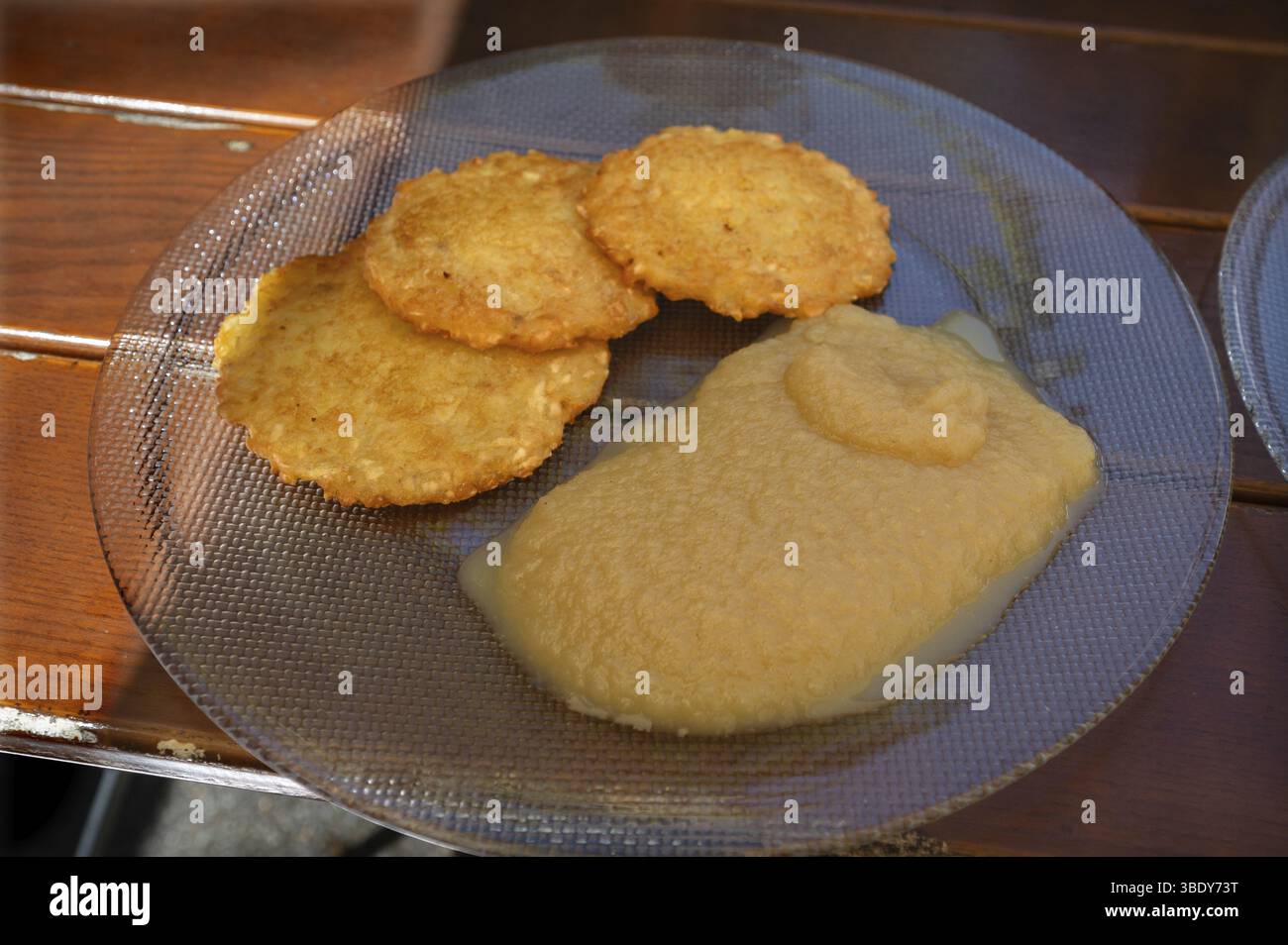 Crêpes de pommes de terre, baggers à la sauce aux pommes servis sur une assiette en verre, moyenne Franconie, Bavière, Allemagne, Europe Banque D'Images