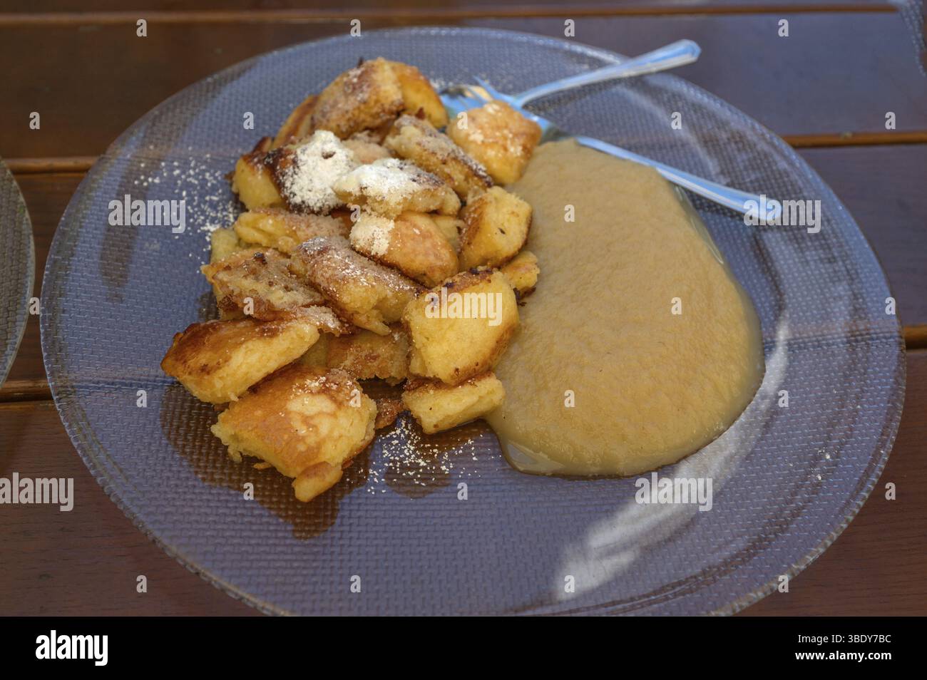 Kaiserschmarrn à la sauce aux pommes servie sur une assiette en verre, Bavière, Allemagne, Europe Banque D'Images