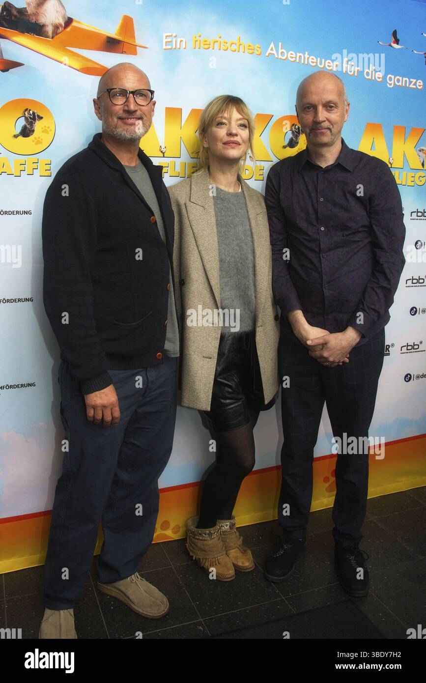Benno Fuermann, Heike Makatsch, réalisateur et scénariste Veit Helmer, AKIKO DER FLIEGENDE AFFE (sortie cinéma : 05.06.2025), appel photo pour le salon de Berlin Banque D'Images