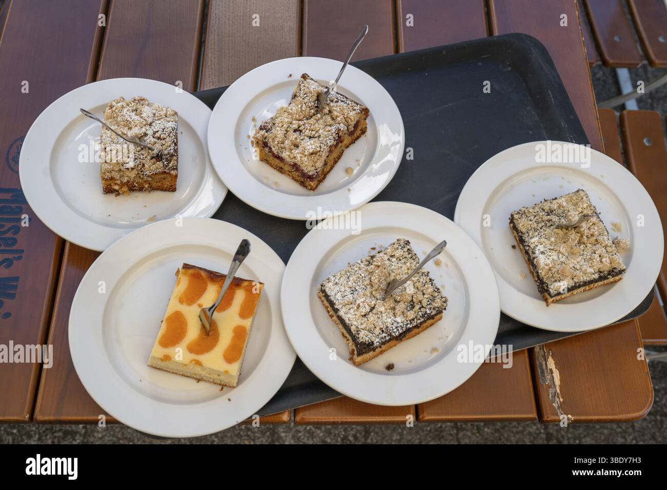 Gâteau commandé dans un restaurant de jardin, Bavière, Allemagne, Europe Banque D'Images