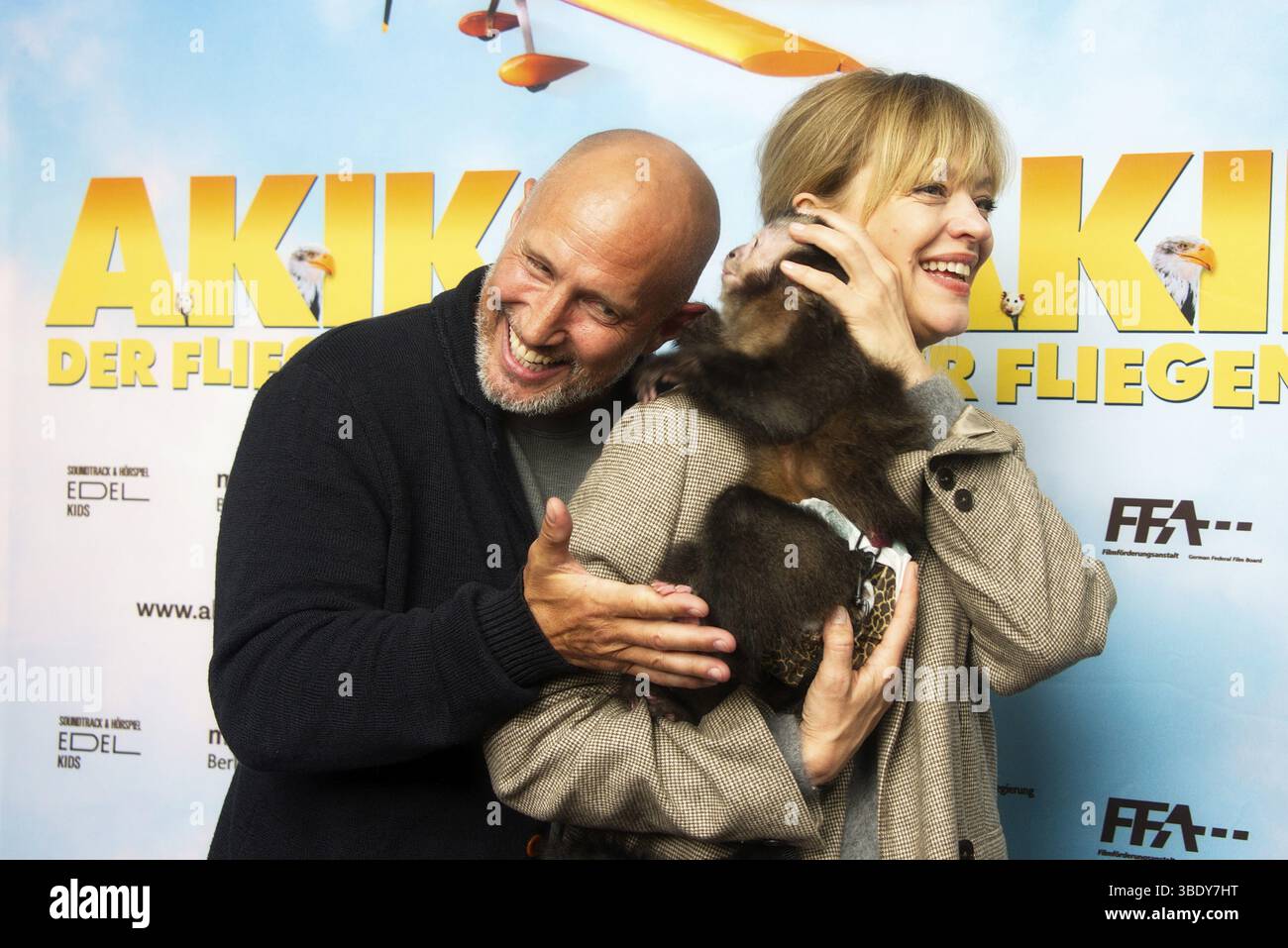 Benno Fuermann, Heike Makatsch, avec le singe AKIKO DER FLIEGENDE AFFE (sortie cinéma : 05.06.2025), appel photo pour la première à Berlin au film Banque D'Images