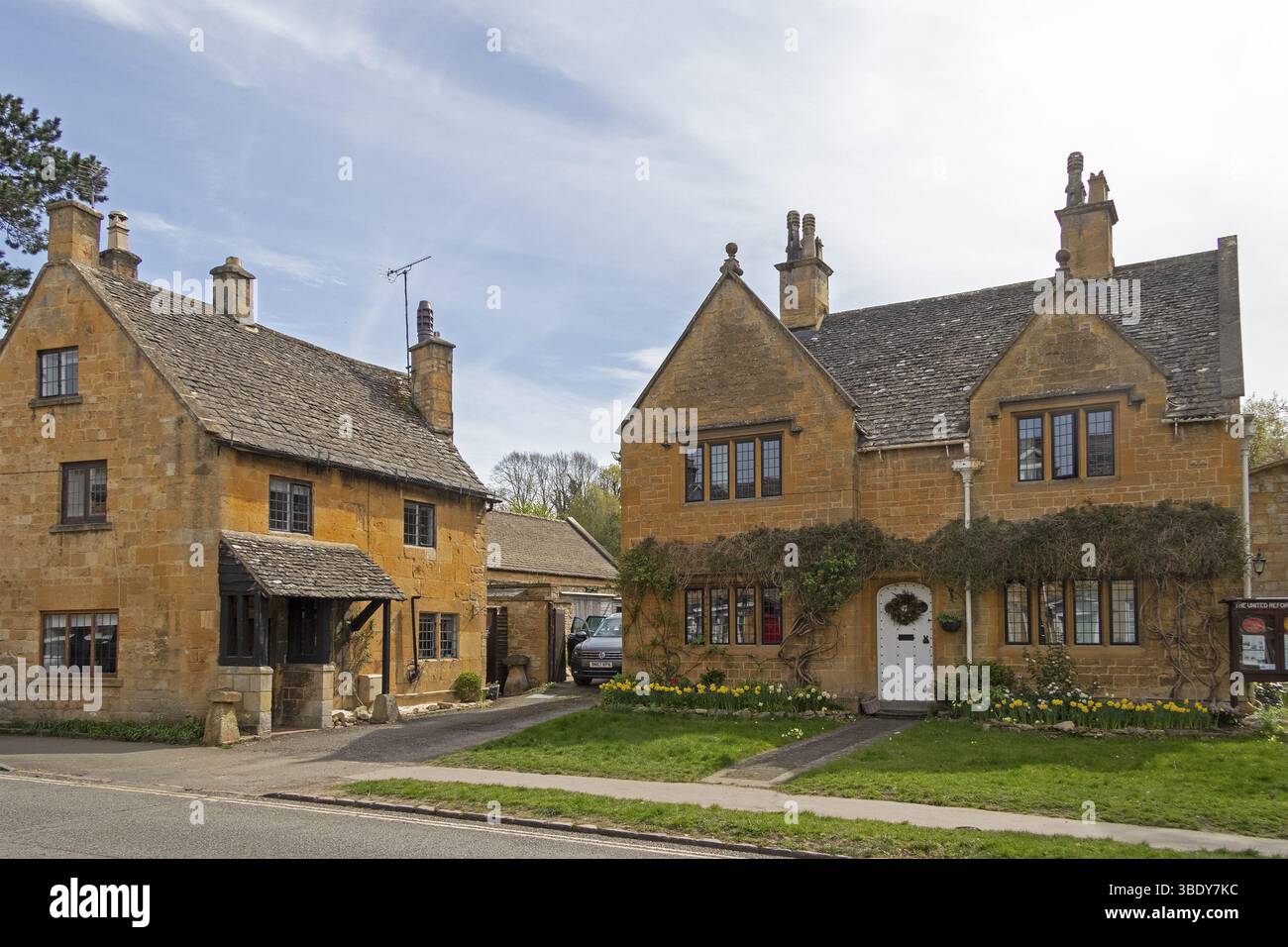 Honey-Colour Houses, United Reformed Church, High Street, Broadway, Worcestershire, les Cotswolds, Angleterre, Grande-Bretagne Banque D'Images