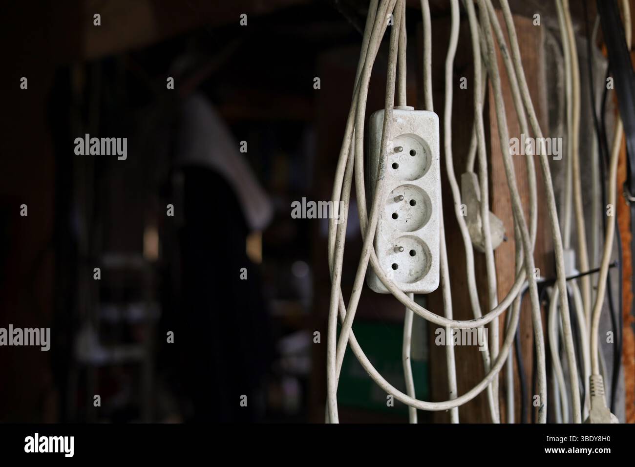 Bobine sale de rallonges suspendues dans l'ancien atelier Banque D'Images