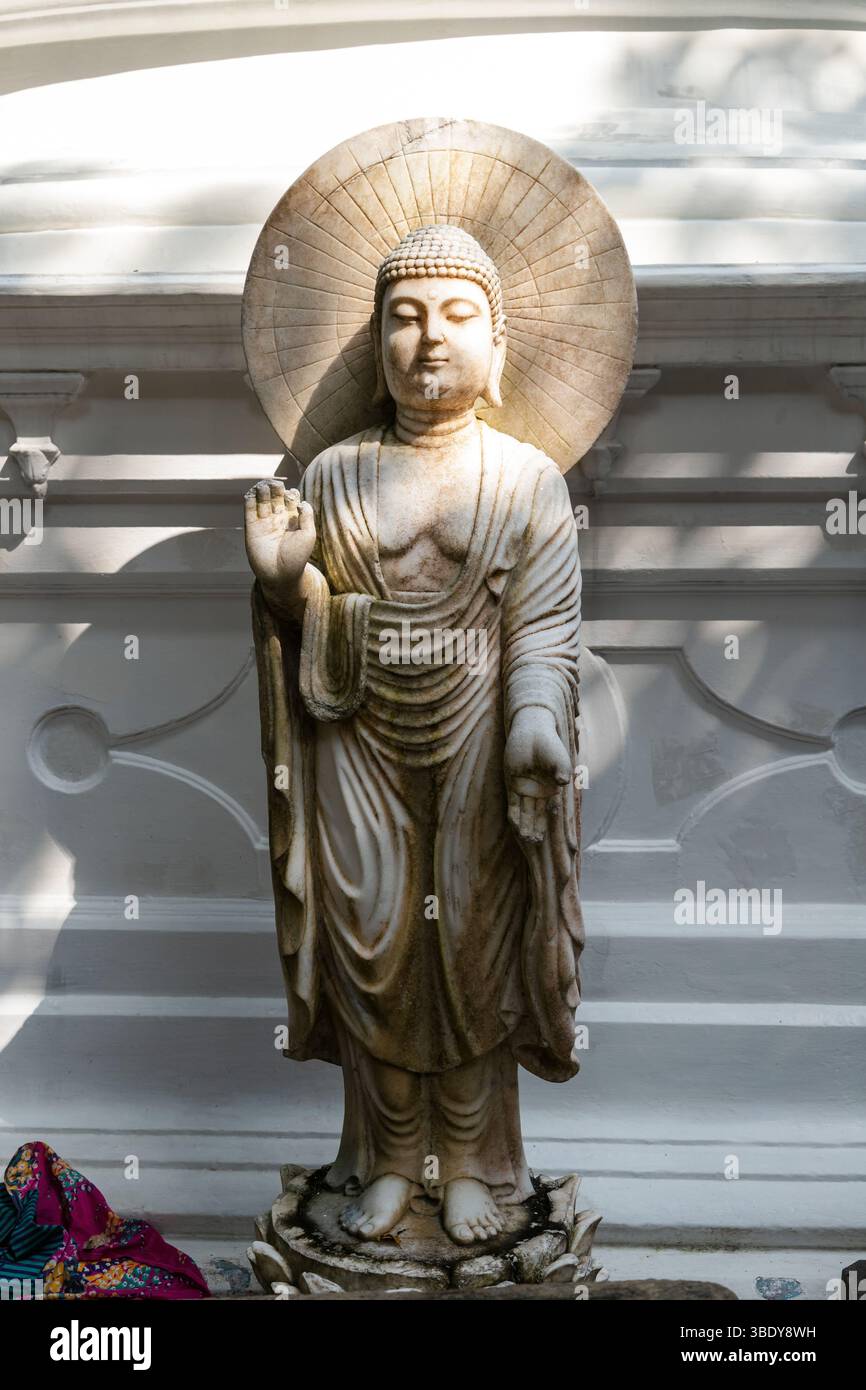 Temple Gangaramaya, Colombo, Sri Lanka. Ancienne statue en pierre de Bouddha émettant une ambiance apaisante et spirituelle, parfaite pour les concepts de paix, sagesse, a Banque D'Images