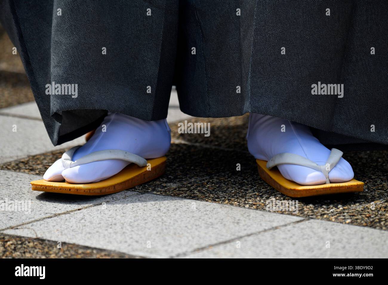 Gros plan des chaussures geta de l'homme, Japon, Asie. Banque D'Images