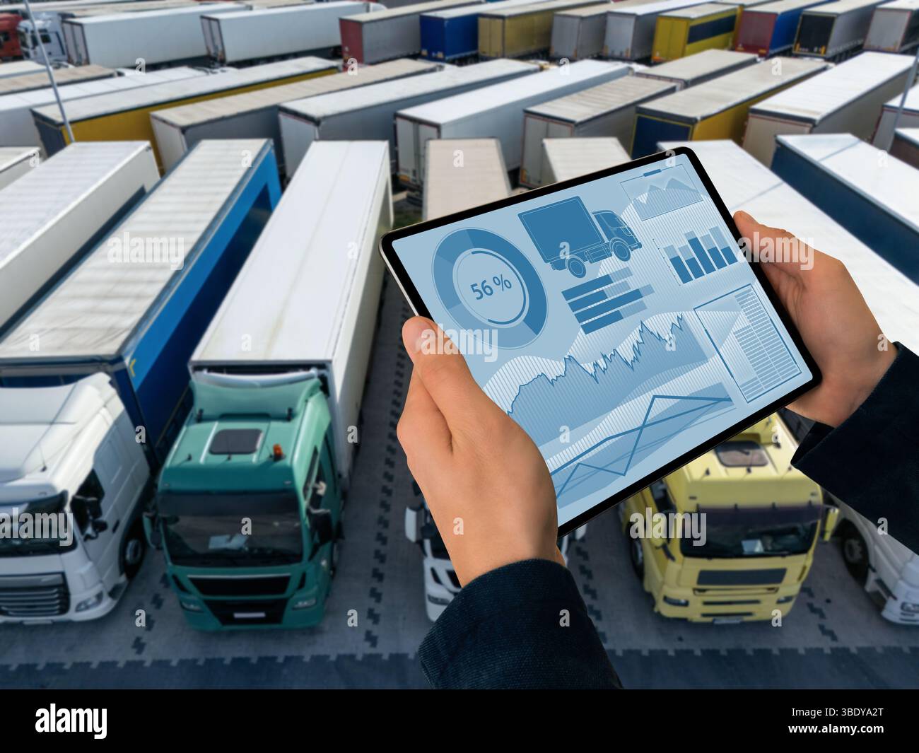 Manager avec une tablette numérique sur le fond des camions. Gestion de flotte... Banque D'Images Manager avec une tablette numérique sur le fond des camions. Gestion de flotte... Banque D'Images
