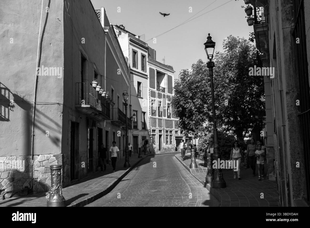 Guanajuato City, Mexique - 30 mai 2016 : les gens se promènent le long d'une rue pavée bordée de bâtiments coloniaux, profitant des vues et des sons. Banque D'Images