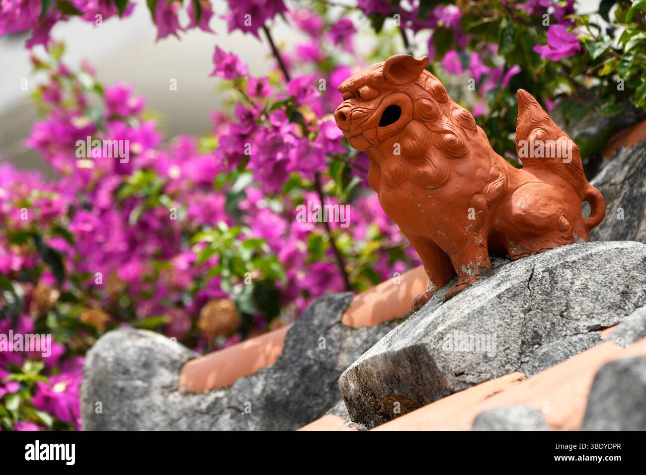 Statue de lion sur l'île de Taketomi, préfecture d'Okinawa, Japon, Asie. Banque D'Images