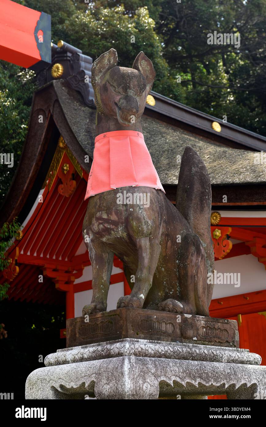 Renard en pierre à l'entrée du sanctuaire Fushimi-Inari Taisha, Japon, Asie. Banque D'Images