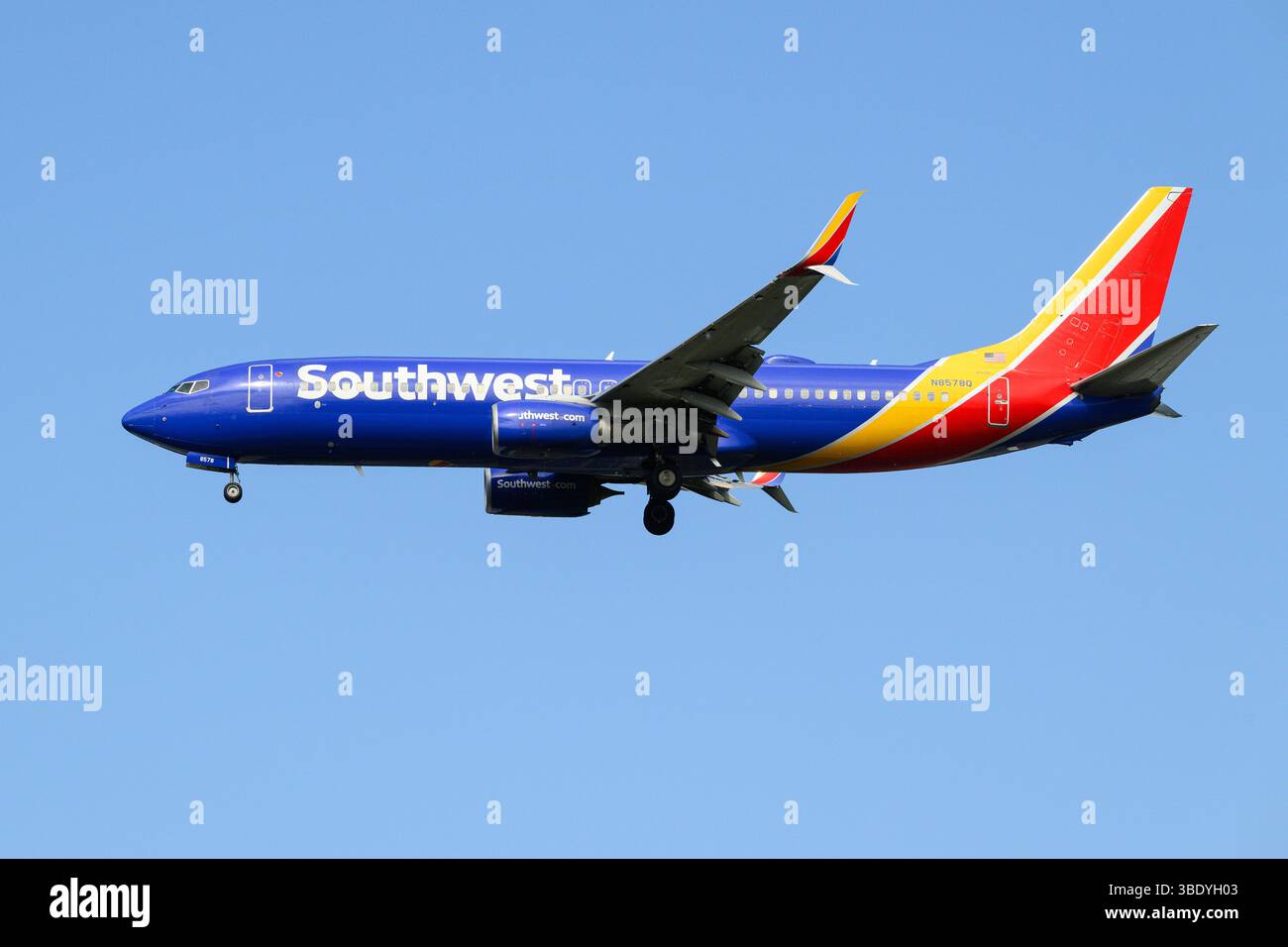 SeaTac, WA, États-Unis - 18 mai 2025 ; Boeing 737-800 de Southwest Airlines immatriculé N8578Q, vue latérale Banque D'Images