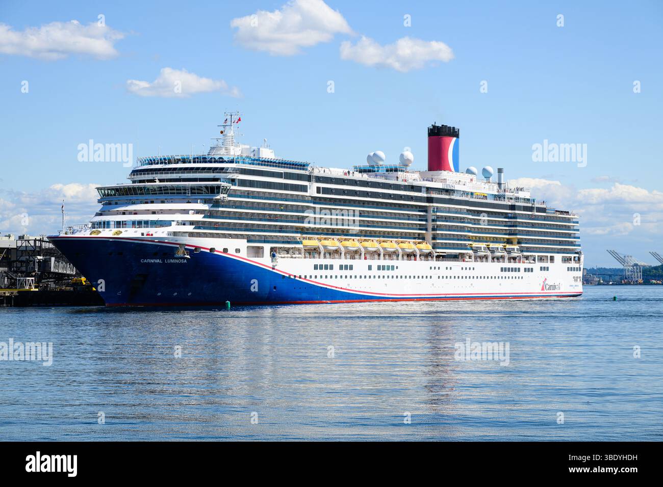 Seattle - 22 mai 2025 ; le navire de croisière Carnival Luminosa quitte l'embarcadère 91 pour le voyage en Alaska Banque D'Images