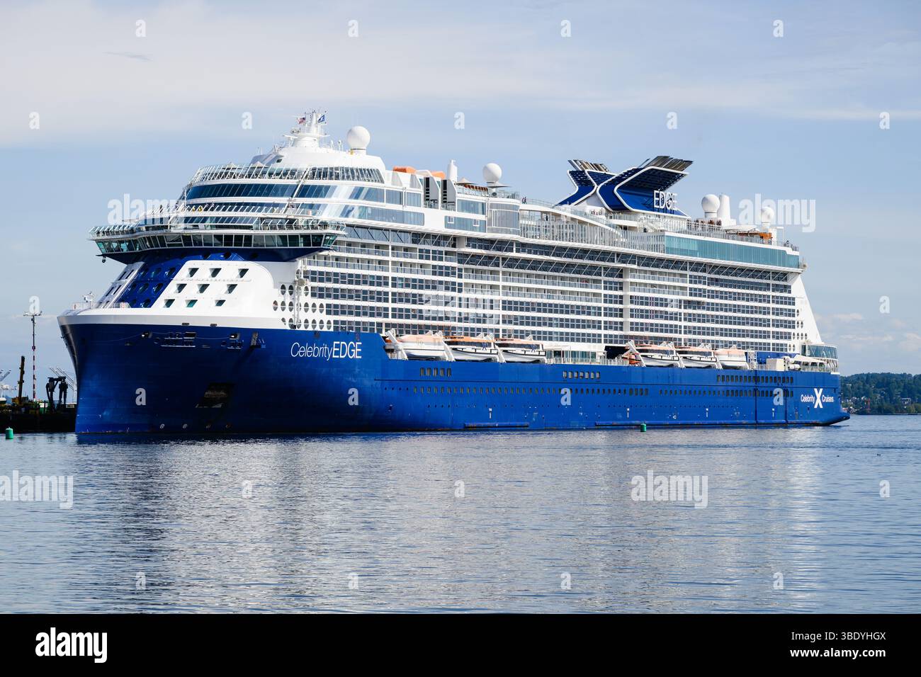 Seattle - 23 mai 2025 ; le navire de croisière Celebrity Cruises, Celebrity Edge, quitte l'embarcadère 91 à Seattle Banque D'Images