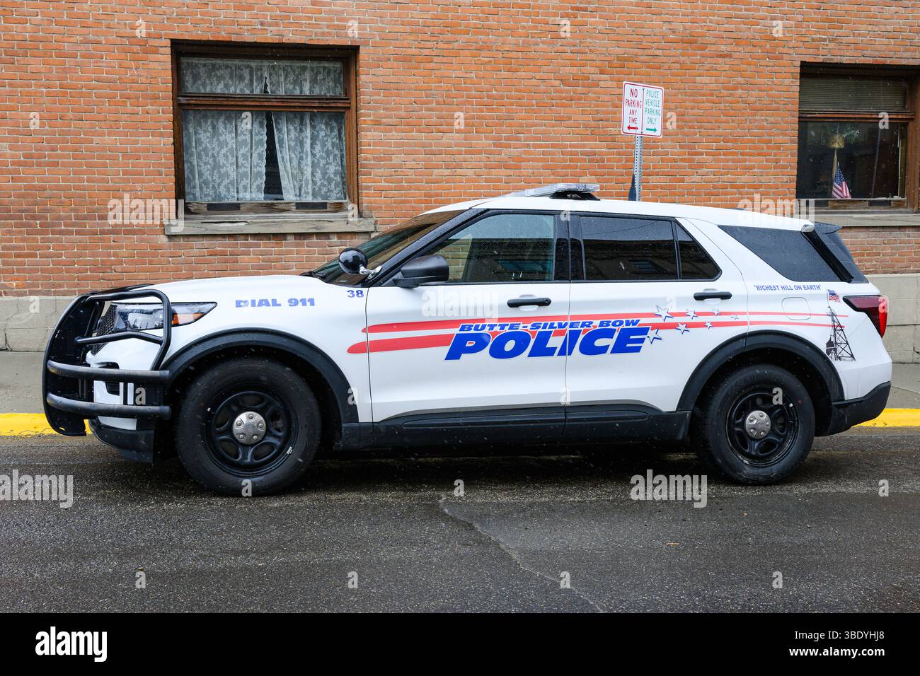 Butte, MT, États-Unis - 5 mai 2025 ; voiture de police Butte-Silver Bow sur une rue humide de la ville Banque D'Images