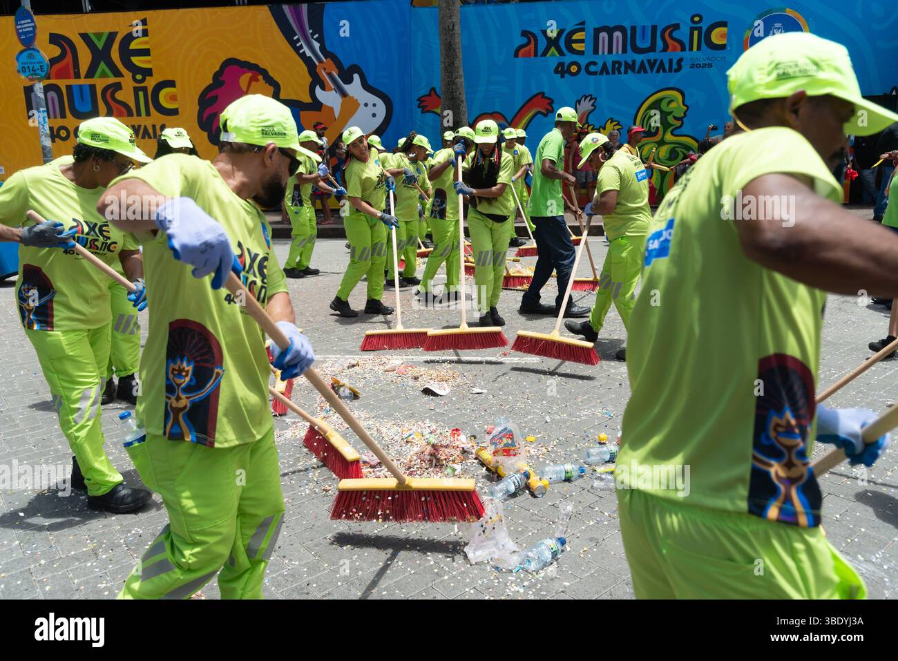 Salvador, Bahia, Brésil - 01 mars 2025 : des nettoyeurs de rue sont vus en train de nettoyer le circuit du défilé après le passage d'un trio électrique pendant le carniv Banque D'Images
