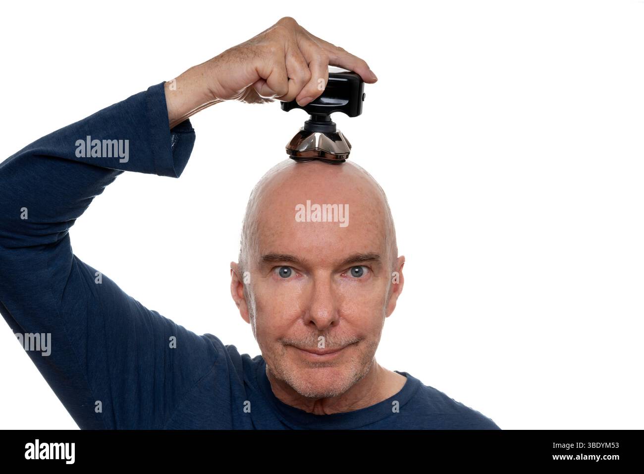 Homme rasant sa tête avec rasoir électrique sur fond blanc Banque D'Images