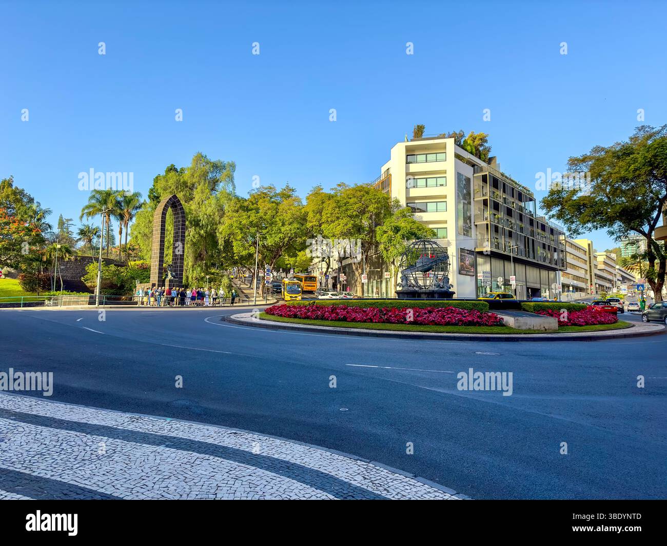 Kreisverkehr mit Blumenbeet und moderner Architektur à Funchal, Madère - Image de stock capturée avec un smartphone