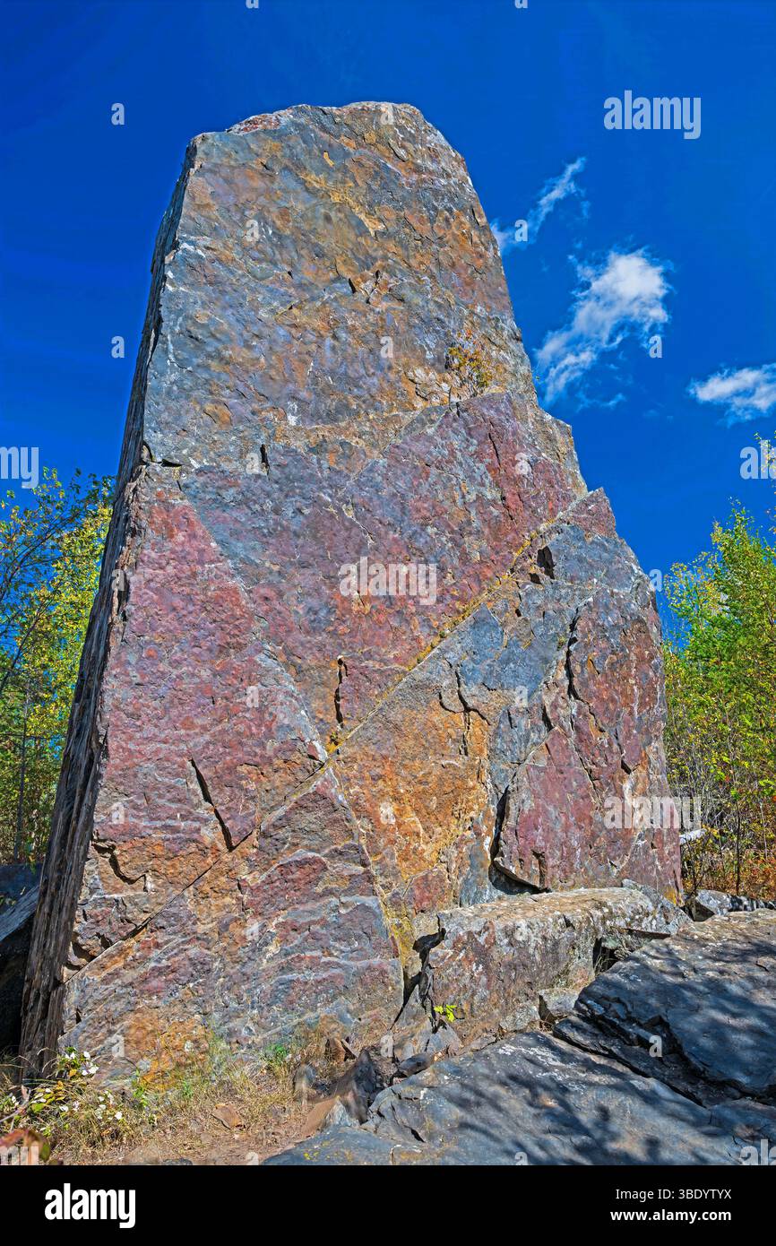 Grande roche magnétique erratique dans la nature sur la piste Gunflint dans le Minnesota Banque D'Images