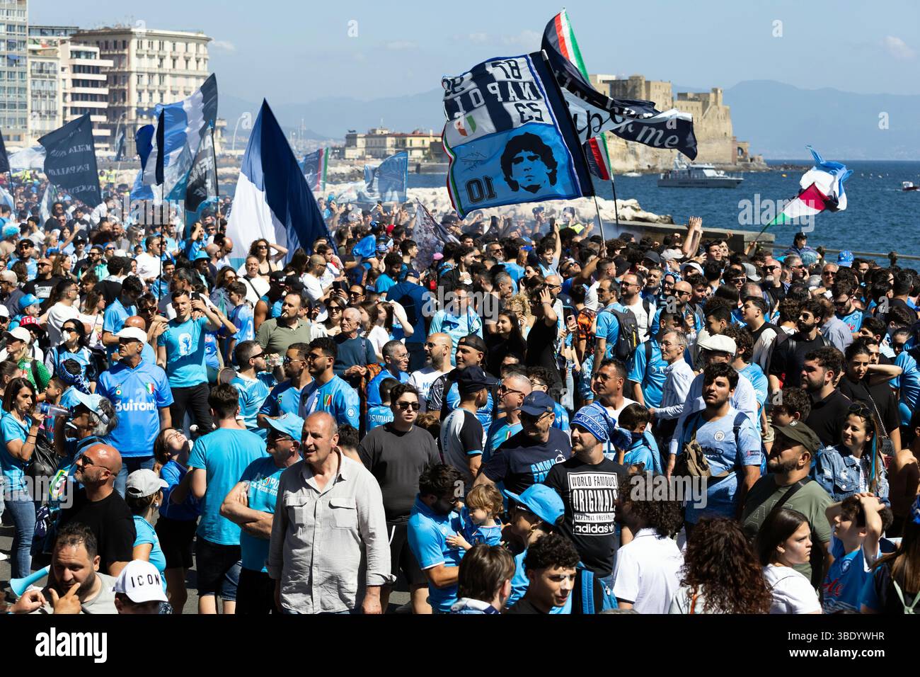 CRO 26 mai 2025 Naples, Lungomare Caracciolo. Le défilé des champions italiens sur les bus à toit ouvert. Neaphoto Sergio Siano Banque D'Images