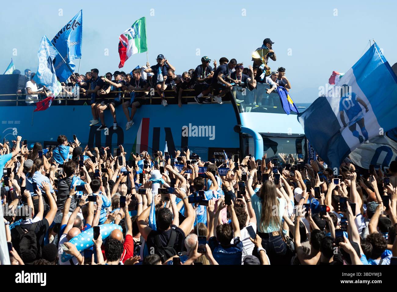 CRO 26 mai 2025 Naples, Lungomare Caracciolo. Le défilé des champions italiens sur les bus à toit ouvert. Neaphoto Sergio Siano Banque D'Images