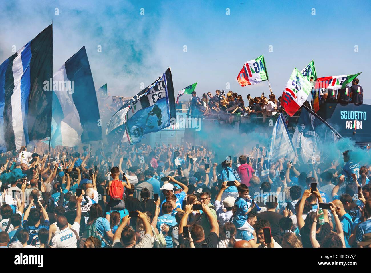 CRO 26 mai 2025 Naples, Lungomare Caracciolo. Le défilé des champions italiens sur les bus à toit ouvert. Neaphoto Sergio Siano Banque D'Images