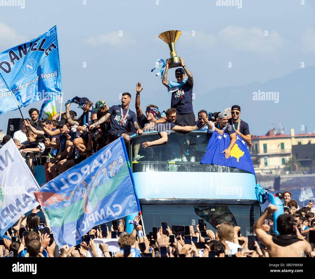 CRO 26 mai 2025 Naples, Lungomare Caracciolo. Le défilé des champions italiens sur les bus à toit ouvert. Neaphoto Sergio Siano Banque D'Images