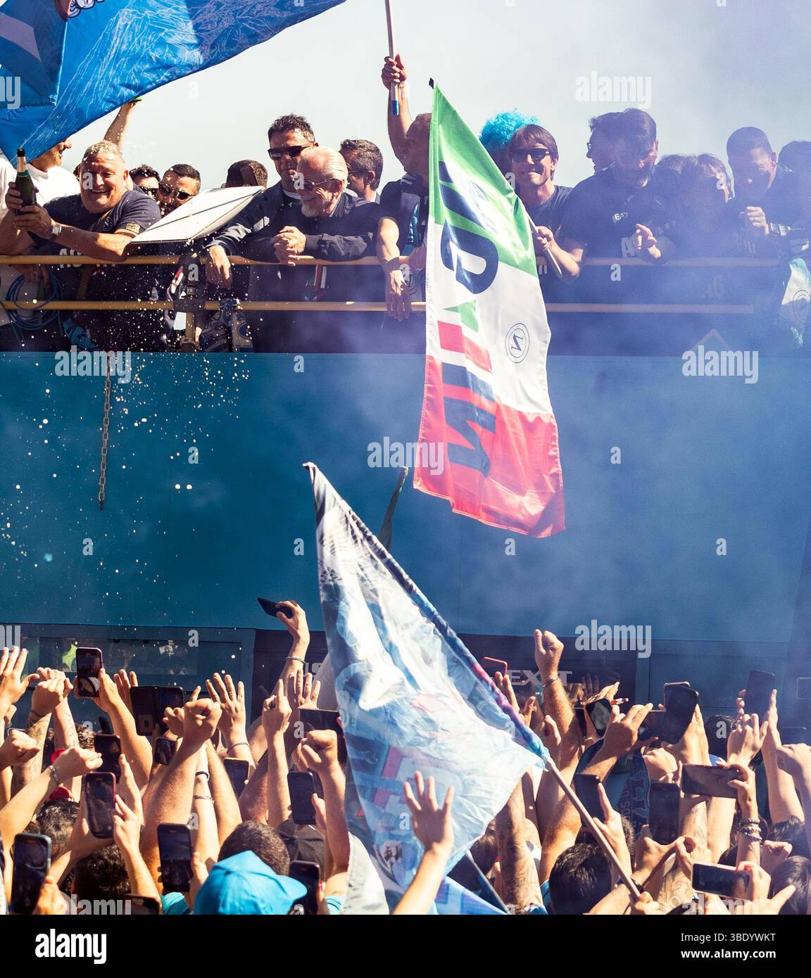 CRO 26 mai 2025 Naples, Lungomare Caracciolo. Le défilé des champions italiens sur les bus à toit ouvert. Neaphoto Sergio Siano Banque D'Images