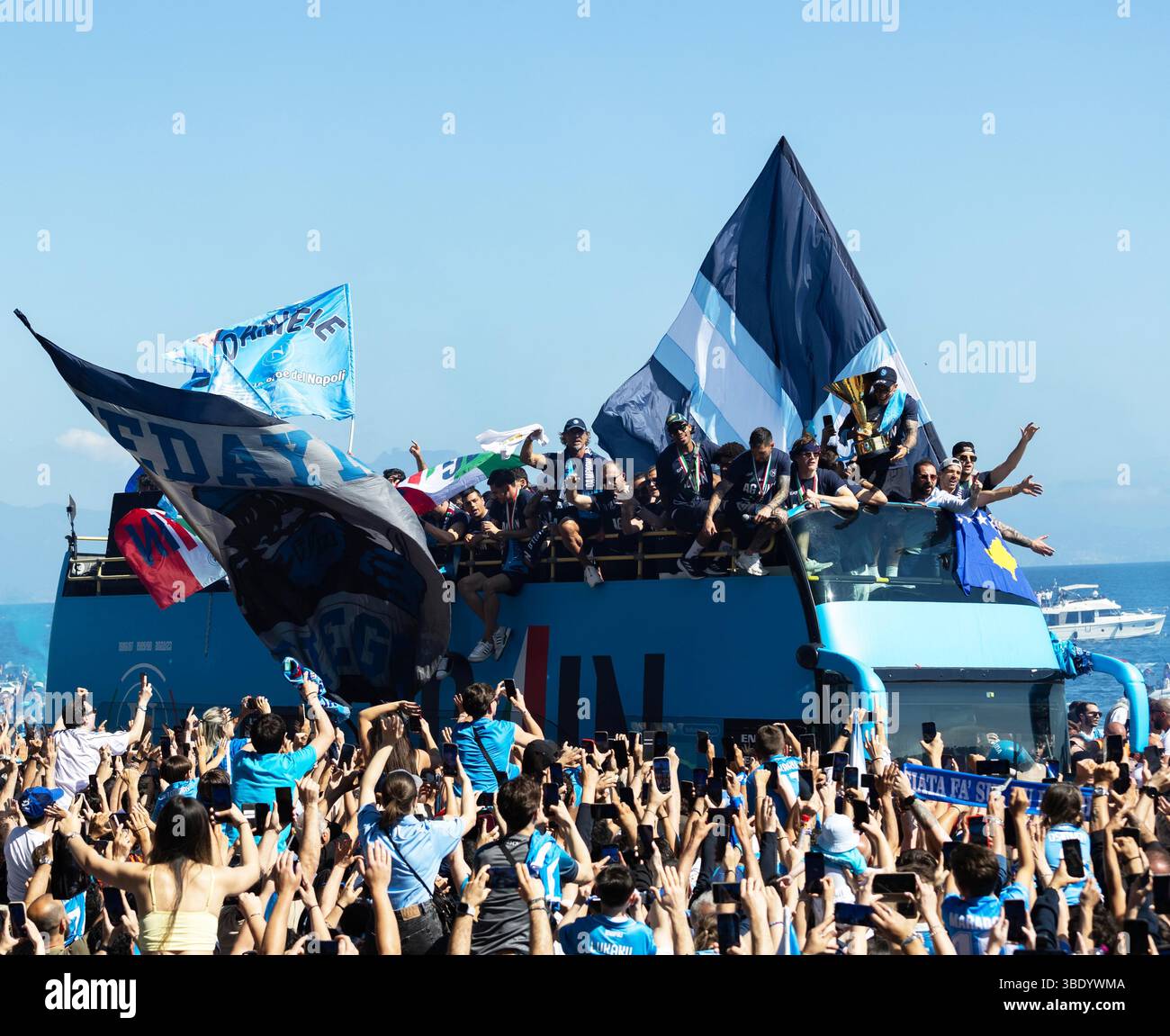 CRO 26 mai 2025 Naples, Lungomare Caracciolo. Le défilé des champions italiens sur les bus à toit ouvert. Neaphoto Sergio Siano Banque D'Images