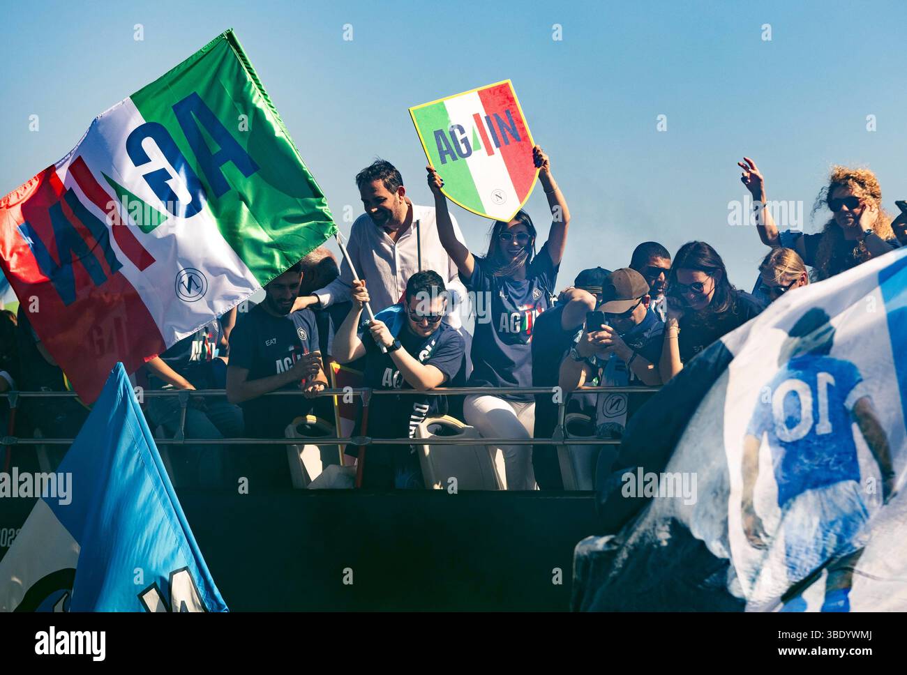 CRO 26 mai 2025 Naples, Lungomare Caracciolo. Le défilé des champions italiens sur les bus à toit ouvert. Neaphoto Sergio Siano Banque D'Images